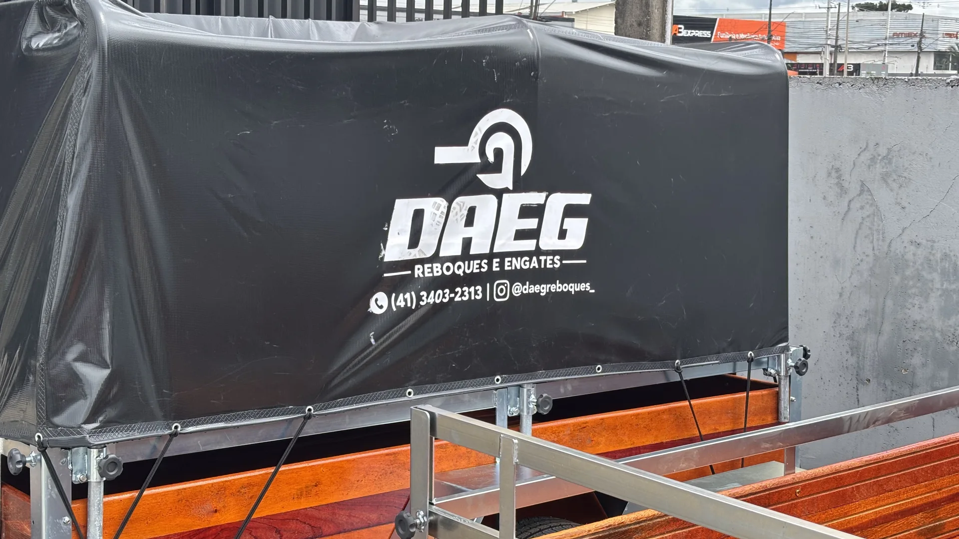 Cobertura personalizada em carretinha Daeg