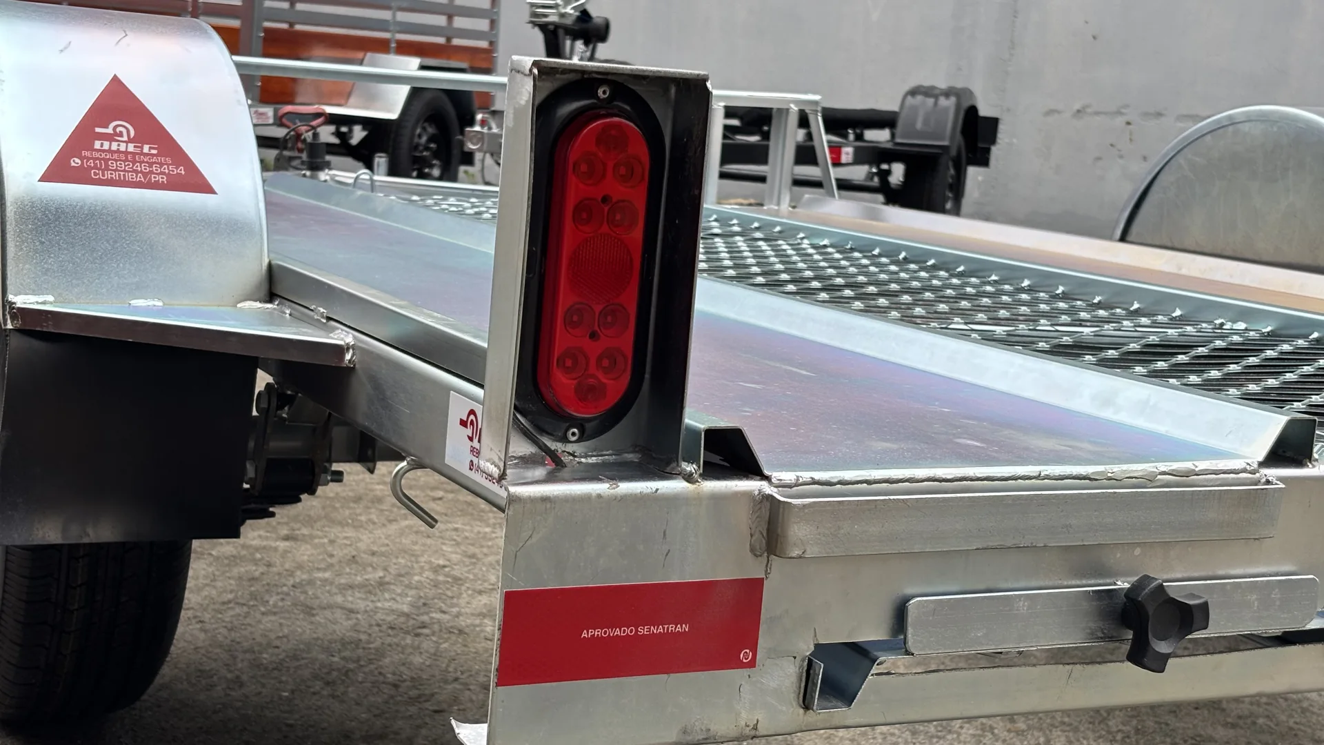 Iluminação traseira em carretinha Daeg