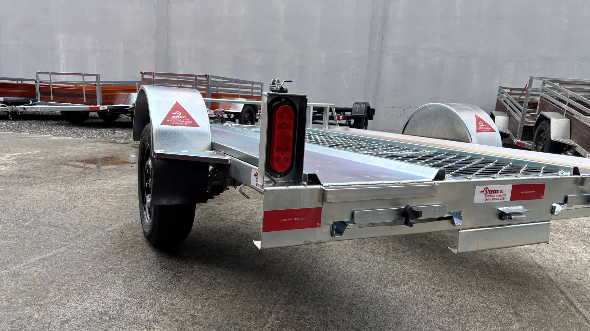 Carretinha Daeg com plataforma e trilhos